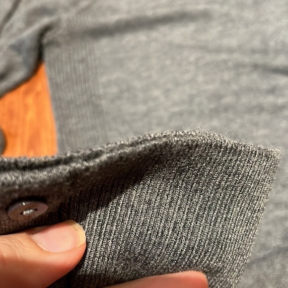 Danier Cardigan V Neck Size M Grey - Picture 8 of 9